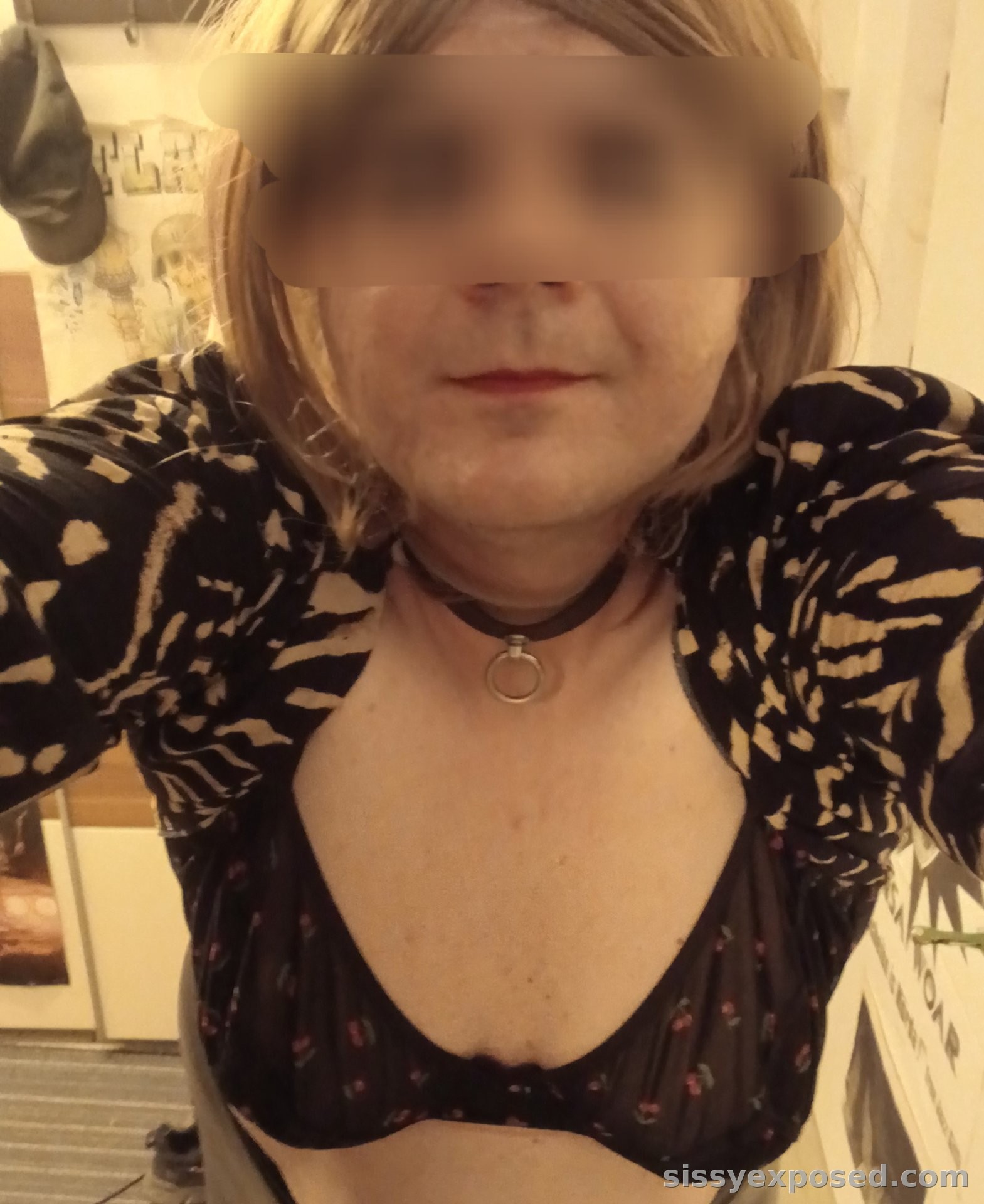 Raphaela shows her Tits