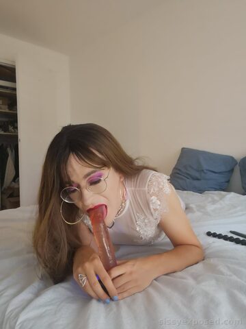 31yo Paris Sissy Fuckdoll – Locked, Plugged & Drooling